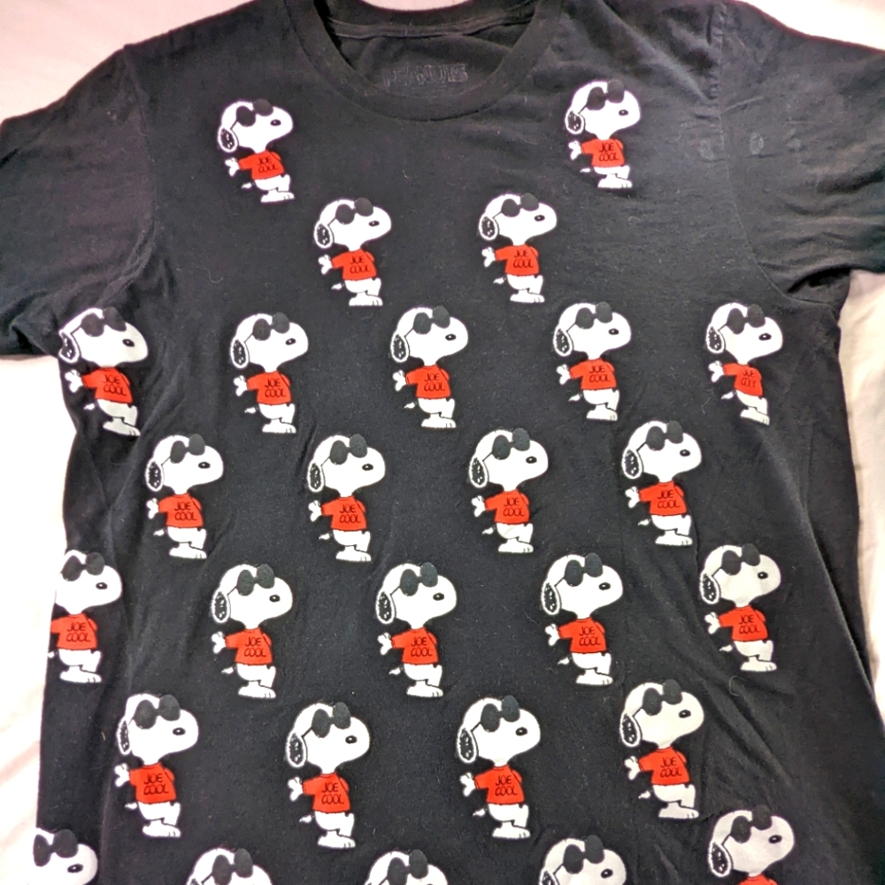 Peanuts Snoopy JOE COOL Wearing Sunglasses Tee. Medium